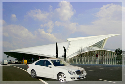 Mercedes frente al aeropuerto de Loiu